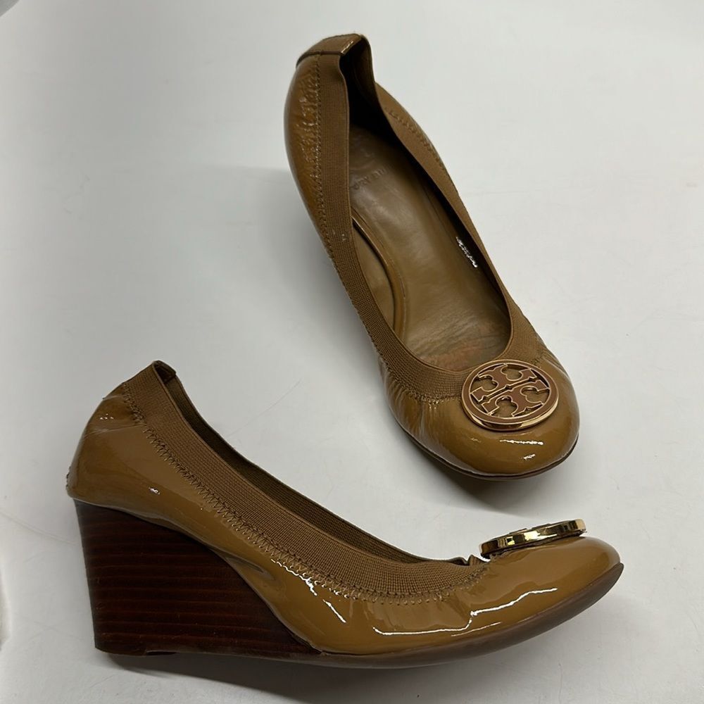 Tory Burch Caroline Patent Leather Pumps Wedges Heels Tan Brown Size 6.5